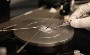 The TIM developed here is a colloidal mixture of the liquid metal galinstan and particles of aluminum nitride, combined in a way that creates a gradient interface – one that helps heat pass through without any hard boundaries between the two substances.
